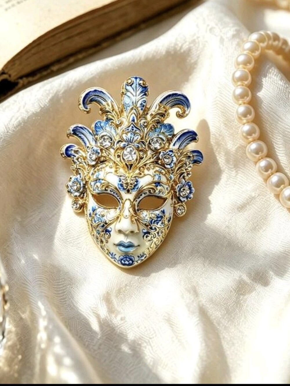 Beautiful Mask Brooch NEW